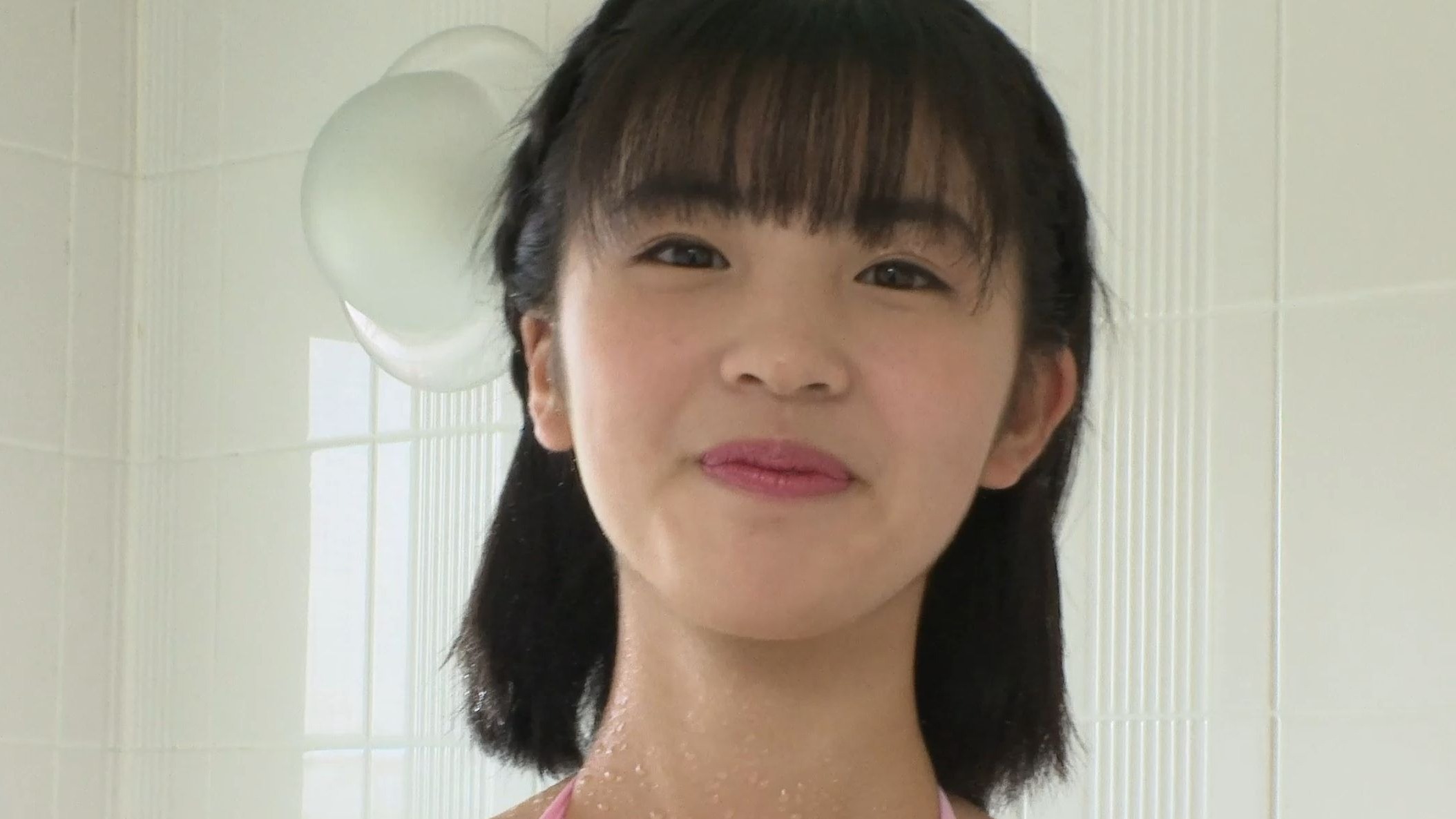 The water droplets and Ami Marabe, and her shy smile [4K quality].