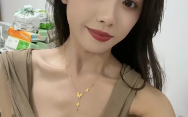 Does the new necklace look good?