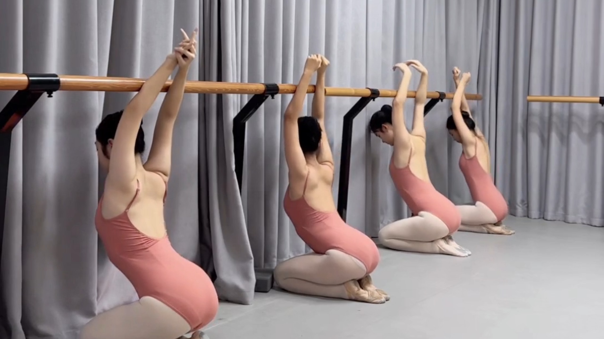 舞蹈女生软度训练撕腿压脚背