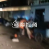 疑因遛狗起冲突，两女一男深夜殴打女环卫工，警方：正调查中