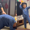 爸爸和儿子玩打屁股游戏，儿子表情凶狠竟抽出皮带：“父慈子孝