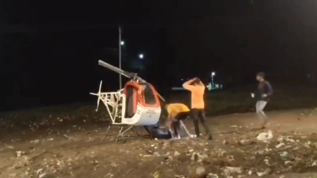印度小伙惨遭被自制的直升机给爆头