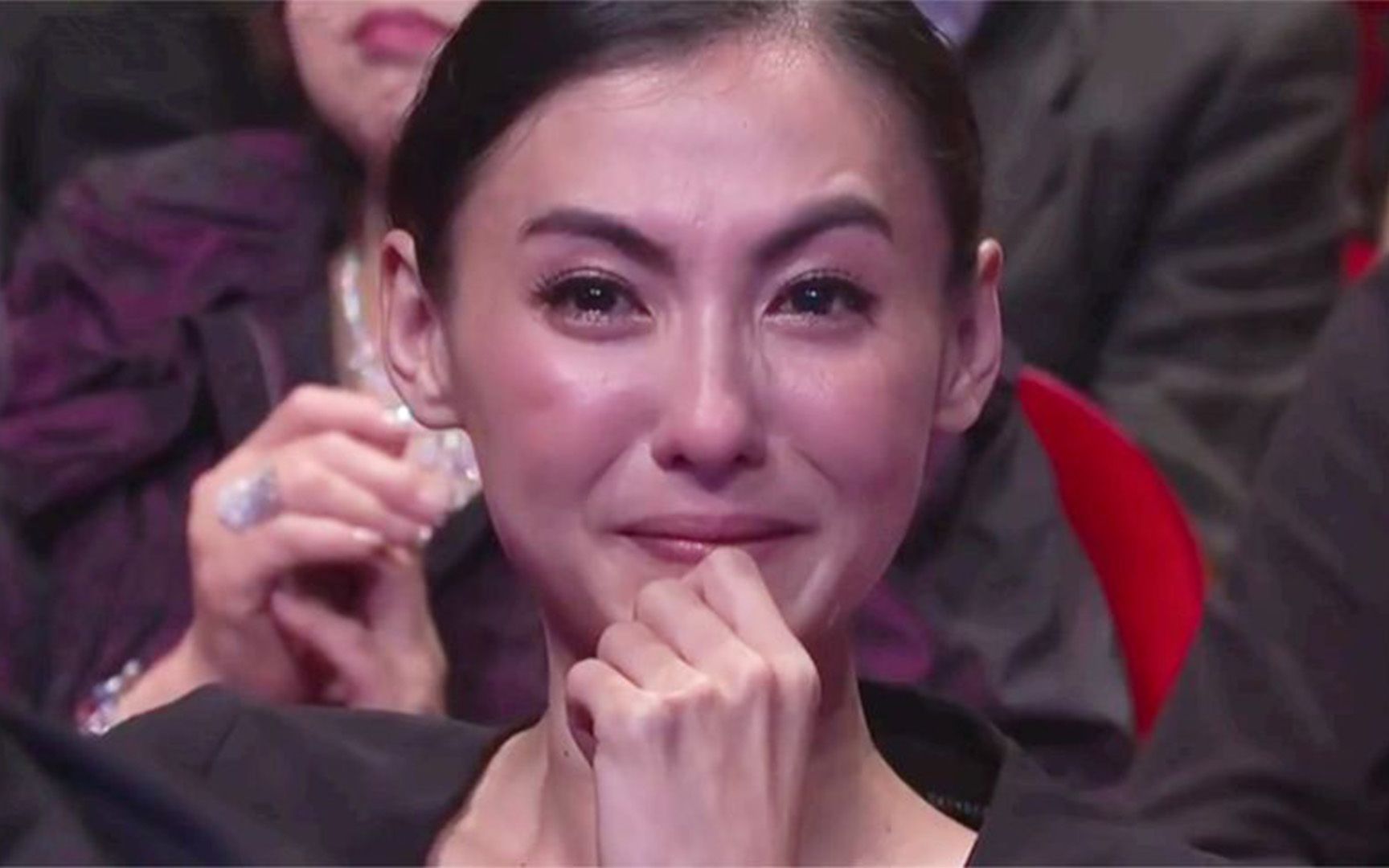 谢霆锋参加晚会坐在张柏芝身边，下意识搂住对方，张柏芝哭成泪人