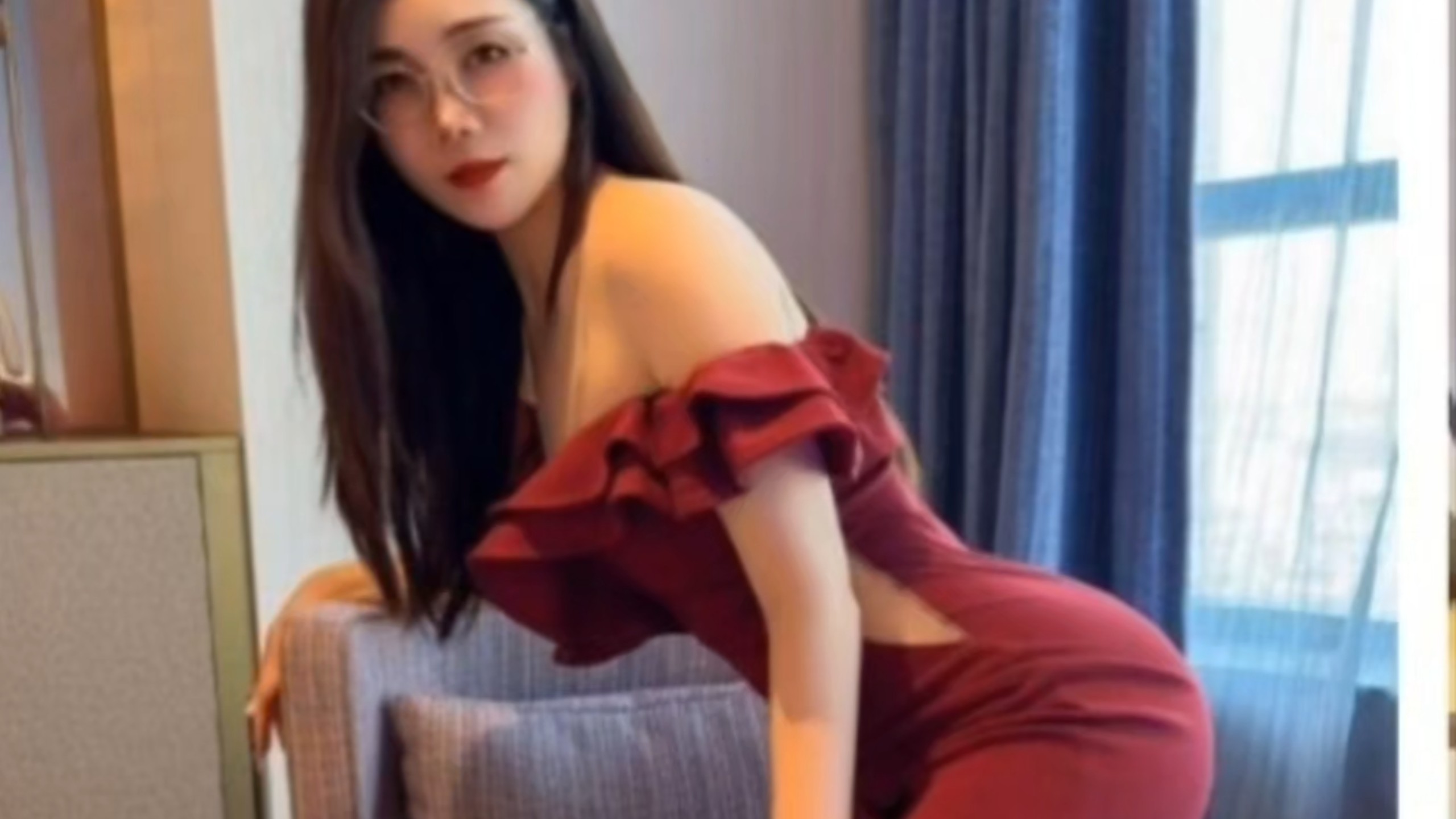 Young Shanghai Woman Seeks Love