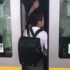 【日本】感受一下日本地铁早高峰...最后的小学生也太强了！