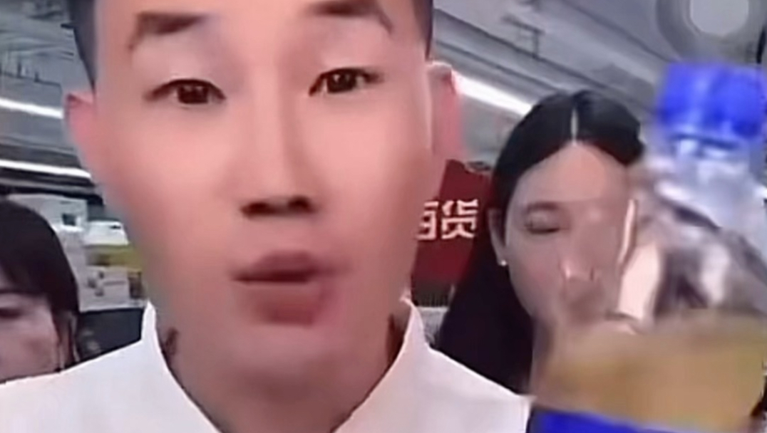 以前的车撞了，流的是机油。现在的车撞了，流的是酱油