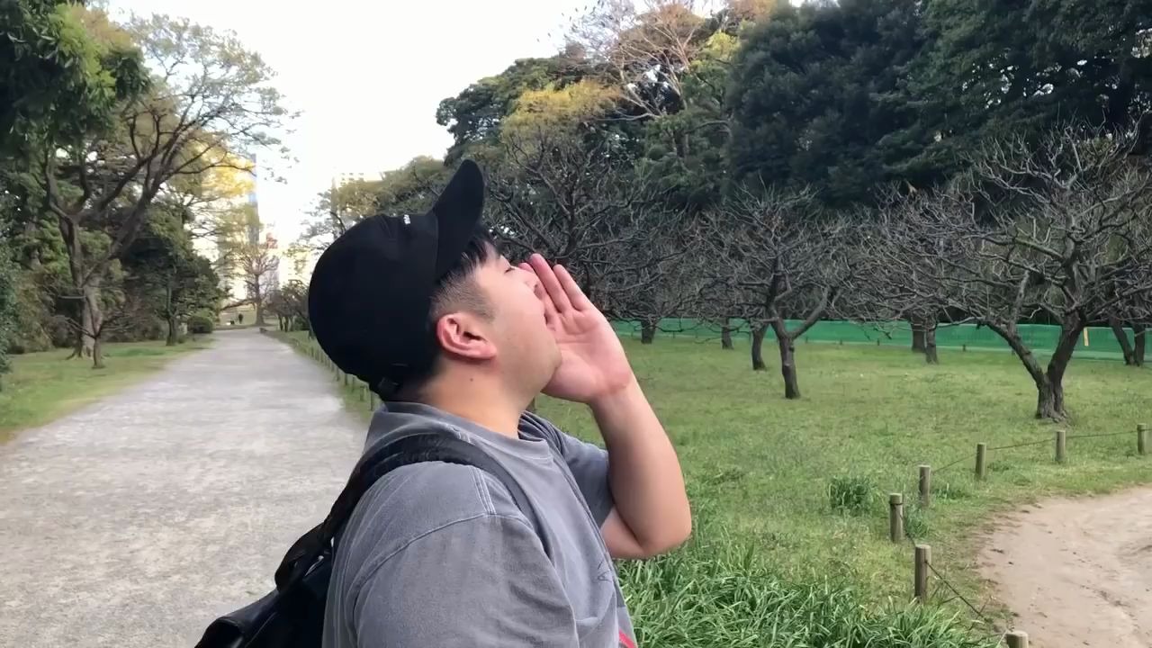 日本小哥模仿乌鸦的叫声，结果引来了许多乌鸦