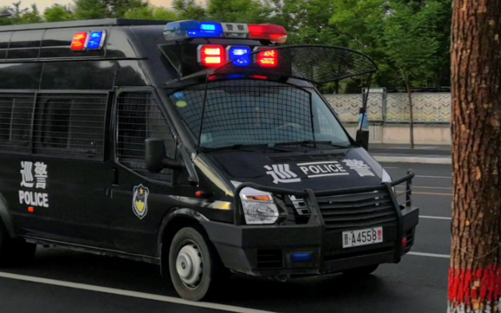 福特全顺巡特警冲锋车进行街区巡逻code2响应