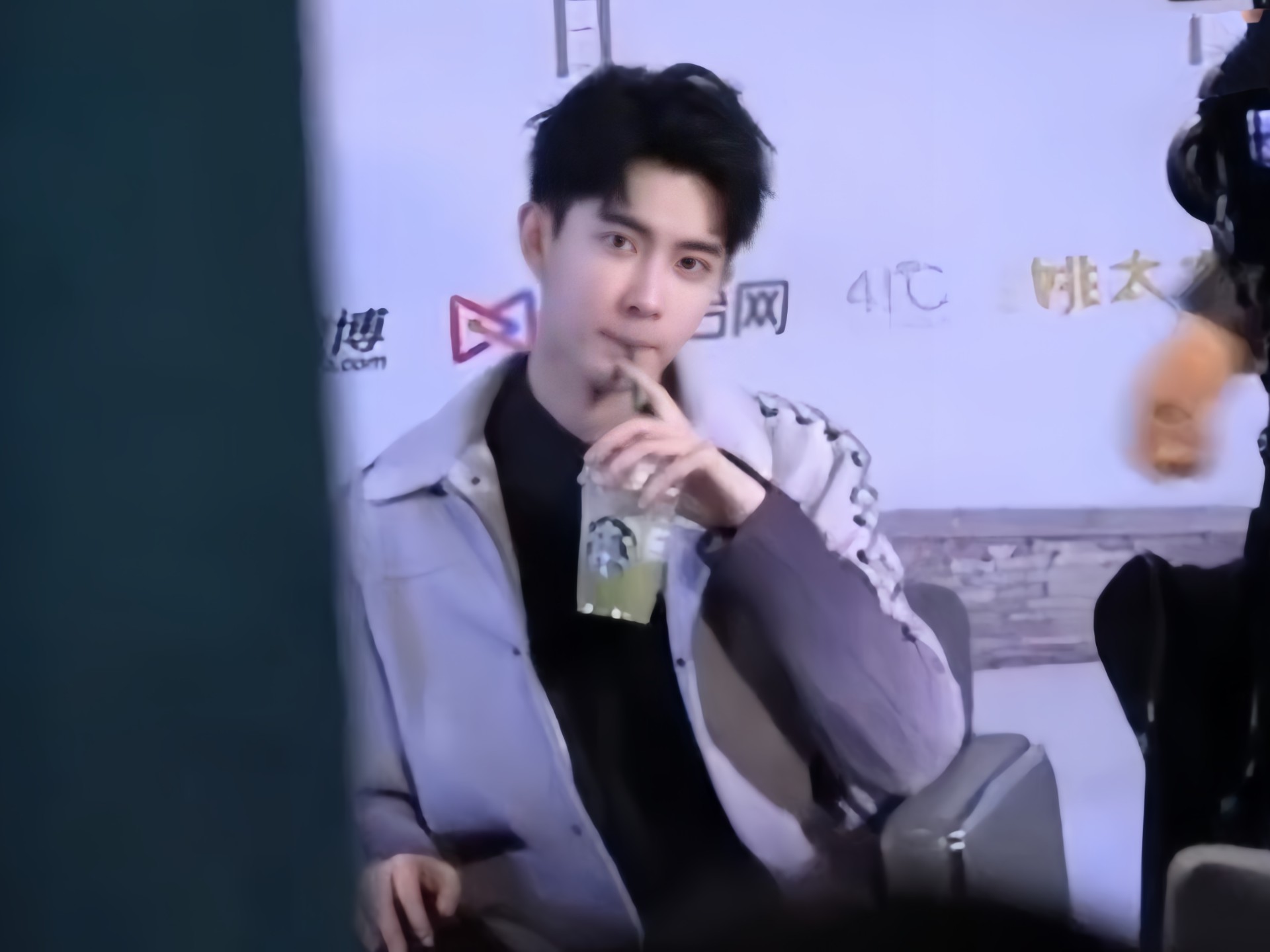 于朦胧发现粉丝偷拍后的可爱反应！