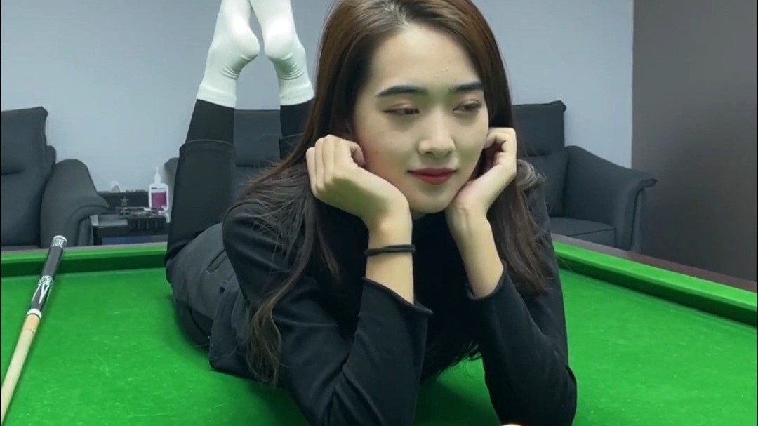 校花小予曦桌球室写真花絮完整版。