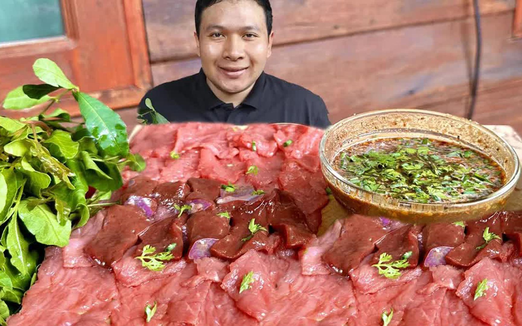 泰国大叔吃牛肉蘸酱，配上新鲜辣椒蔬菜，原滋原味的爽
