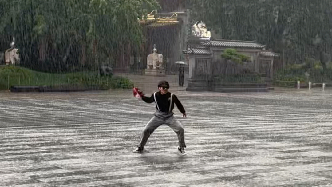 一男子雨中练舞太励志了