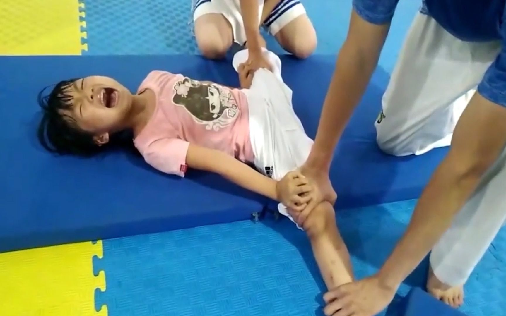 5岁女孩被跆拳道教练强制拉伸出一字马，痛感高达7级，爸爸怒了