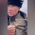 新疆展示党徽的大叔找到了！“我是共产党员，我不能收钱”