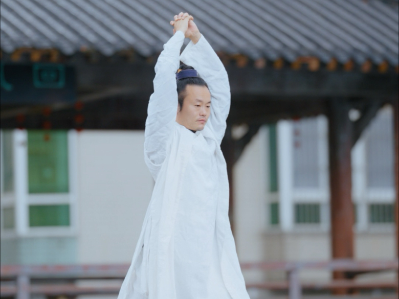 腰腿兩式，每天早晚坚持30次，你会发现腿有劲了，腰灵活了。