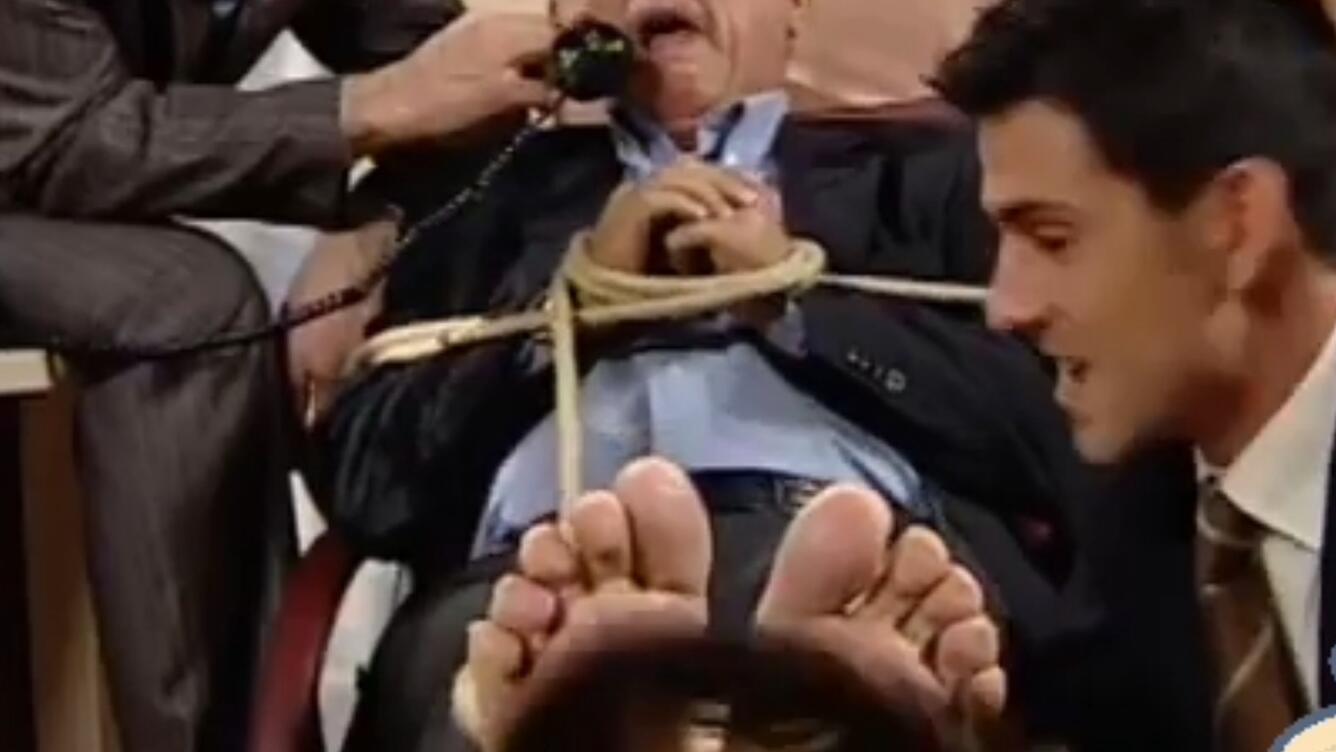 正装大叔被捆绑挠脚心