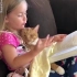 小萝莉给小猫读睡前故事