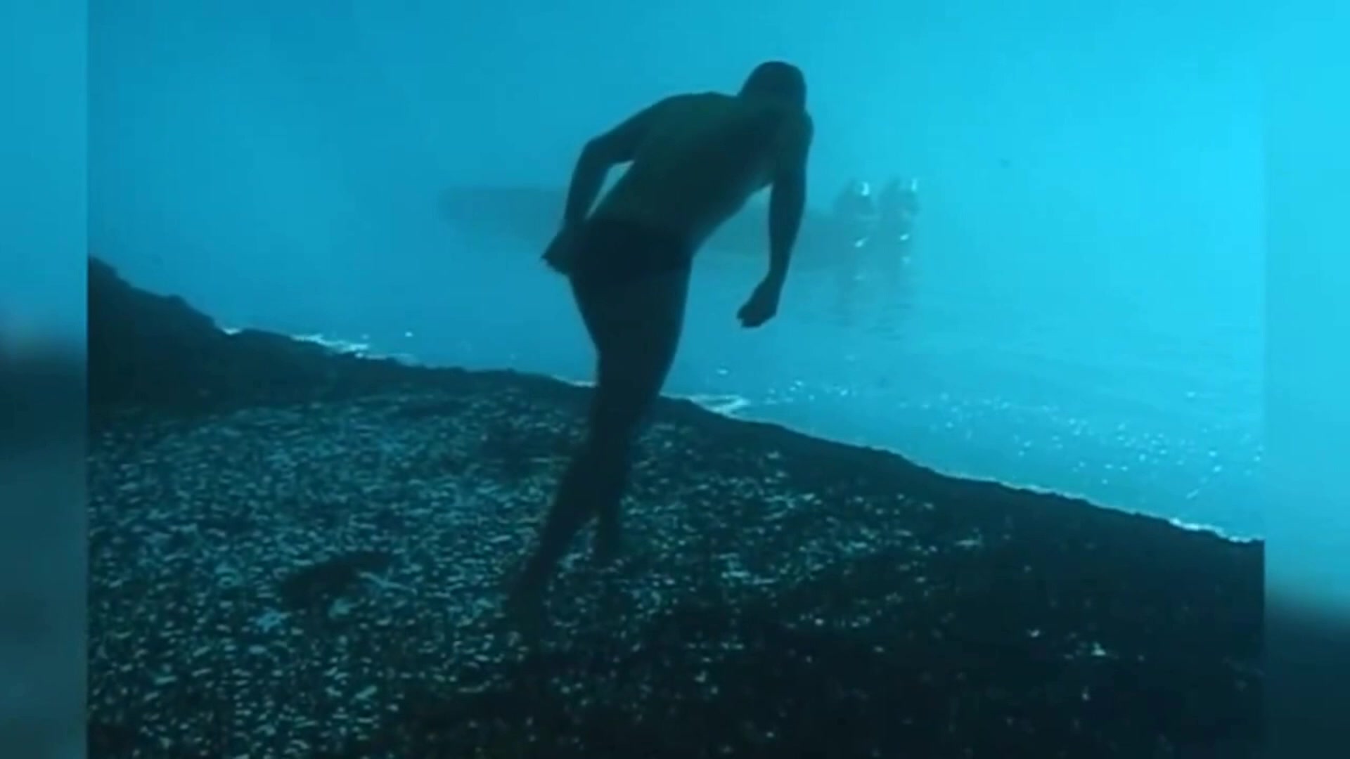 委内瑞拉潜水达人水中倒立上演海底漫步