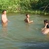 农村小哥见小孩游泳，见此景，衣服一脱水里一跳，场面火了