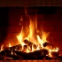 放松的窝在沙发上看温暖的炉火燃烧吧