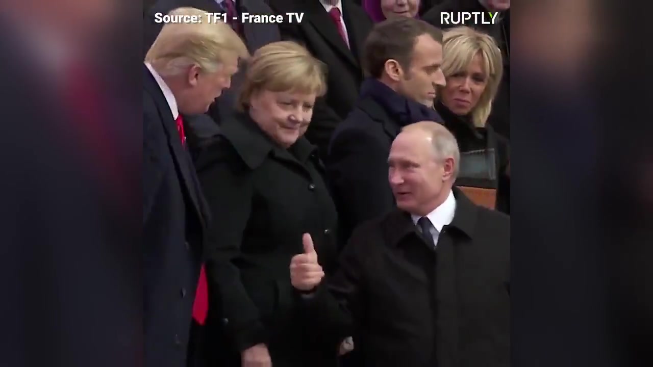 一战结束百年纪念活动：普京最后到，向特朗普竖大拇指