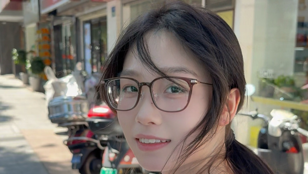 有这么漂亮的女朋友想生气都难