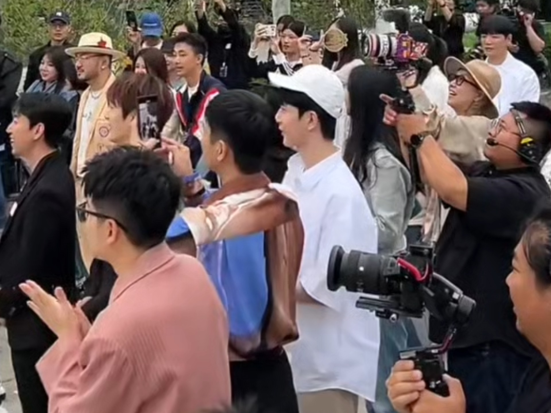 （2025-5-22金成焕&杨哆啦婚礼）于朦胧，你为啥要站那么远，你为啥不去接捧花，还有拍照时你为啥要用扇子挡脸？？？