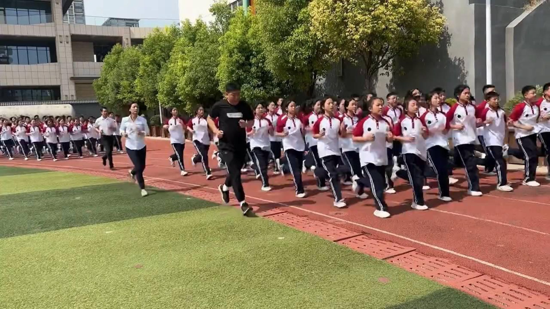 看人家学校，这才叫跑操。不仅整齐、青春，还有老师带队跑
