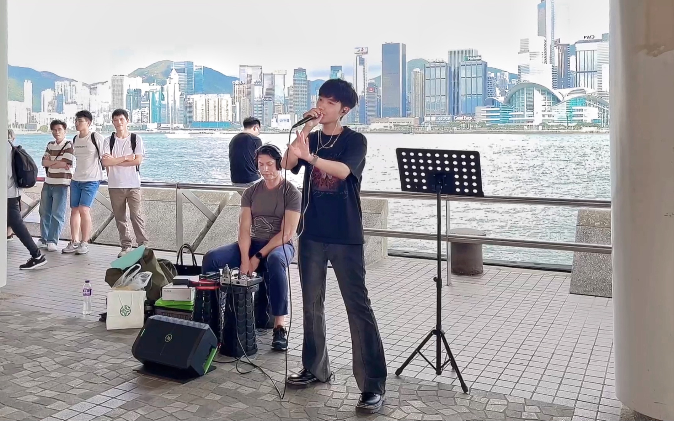 香港街唱戏腔《探窗》！世界各地的人前来围观