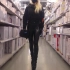 金发美女紧身皮裤超性感，在仓库角落走秀（其他视频250）