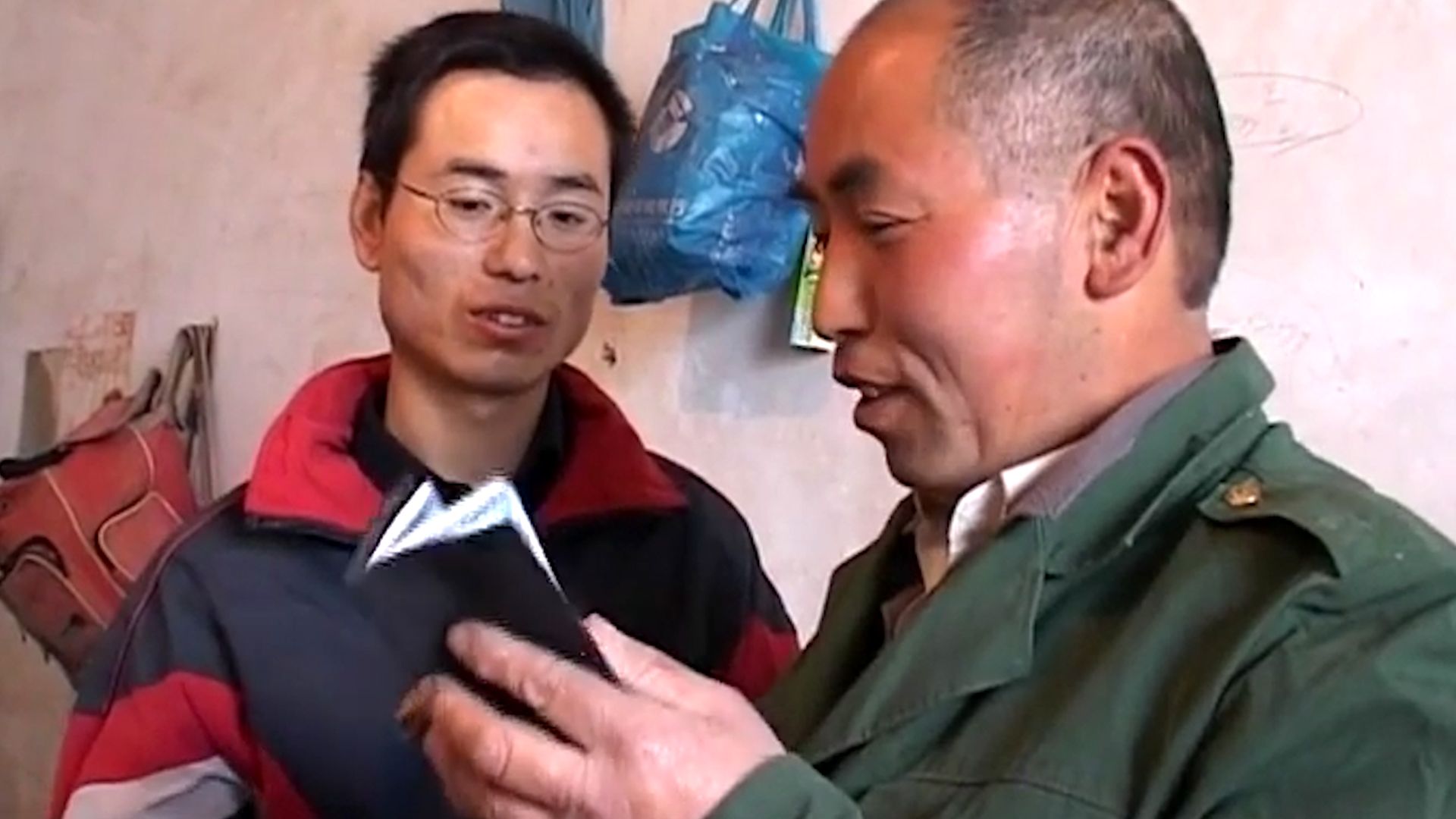 砸锅卖铁读大学，毕业后月薪600！父亲：还没我打工挣得多！《父亲》