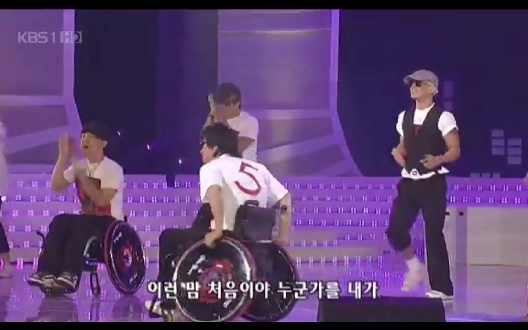 具俊晔照顾瘫痪队友20余年，后来酷龙合体复出还编了轮椅舞，就冲这点，我觉得他人很不错