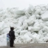 大自然罕见的“愤怒”，降下9米高的冰海啸，所到之地一片狼藉！