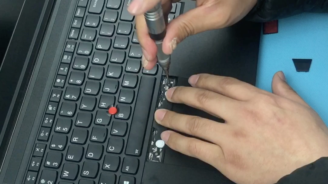 联想thinkpad P53 加内存键盘下有两个插槽拆键盘加内存 哔哩哔哩 つロ干杯 Bilibili