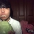 韩国小哥在妈妈床边干吃方便面，啃卷心菜，被妈妈发现后……
