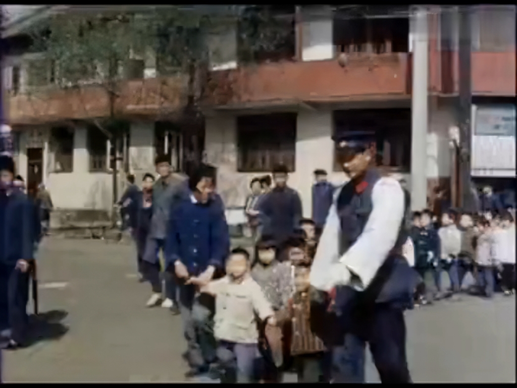 70年代，警察牵小朋友过马路日常！