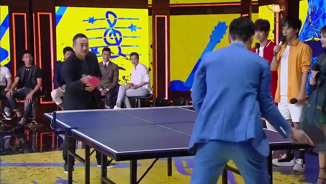 马龙刘国梁现场对决，乒乓球“神速”都看不清，蔡依林都不淡定！