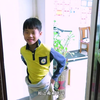 9岁小男孩还怕蜘蛛，吓到不敢去洗澡，妈妈拿个拖把帮忙