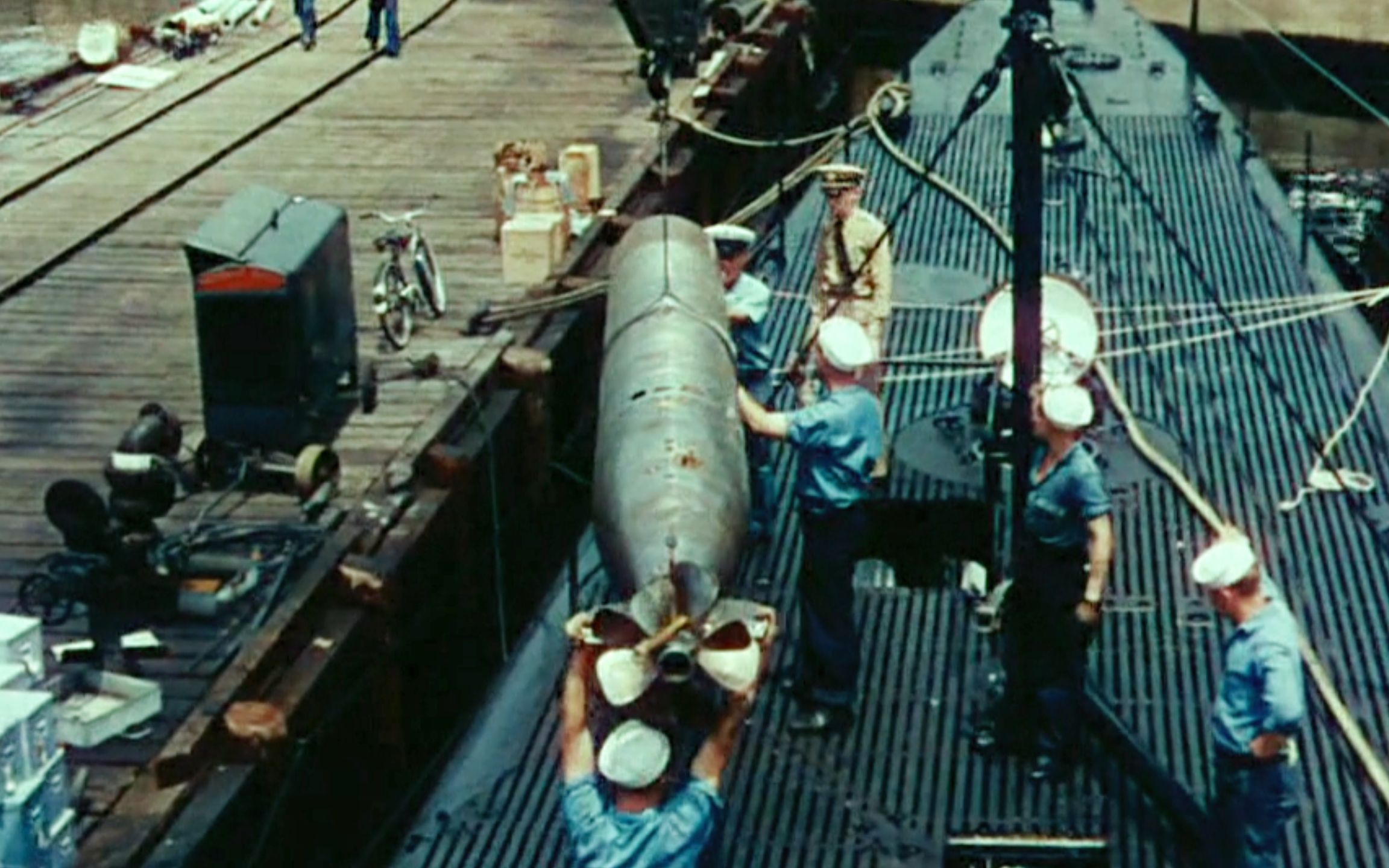 美军七枚鱼雷干沉一艘鬼子航母，潜艇遭遇驱逐舰轮番投弹，战时电影！