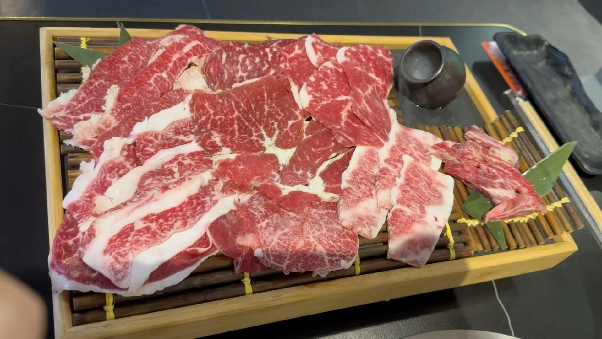 武汉209元一人的m8和牛烤肉套餐，澳泽鲜，13种和牛可以续加-爱吃自助的橙子-爱吃自助的橙子-哔哩哔哩视频