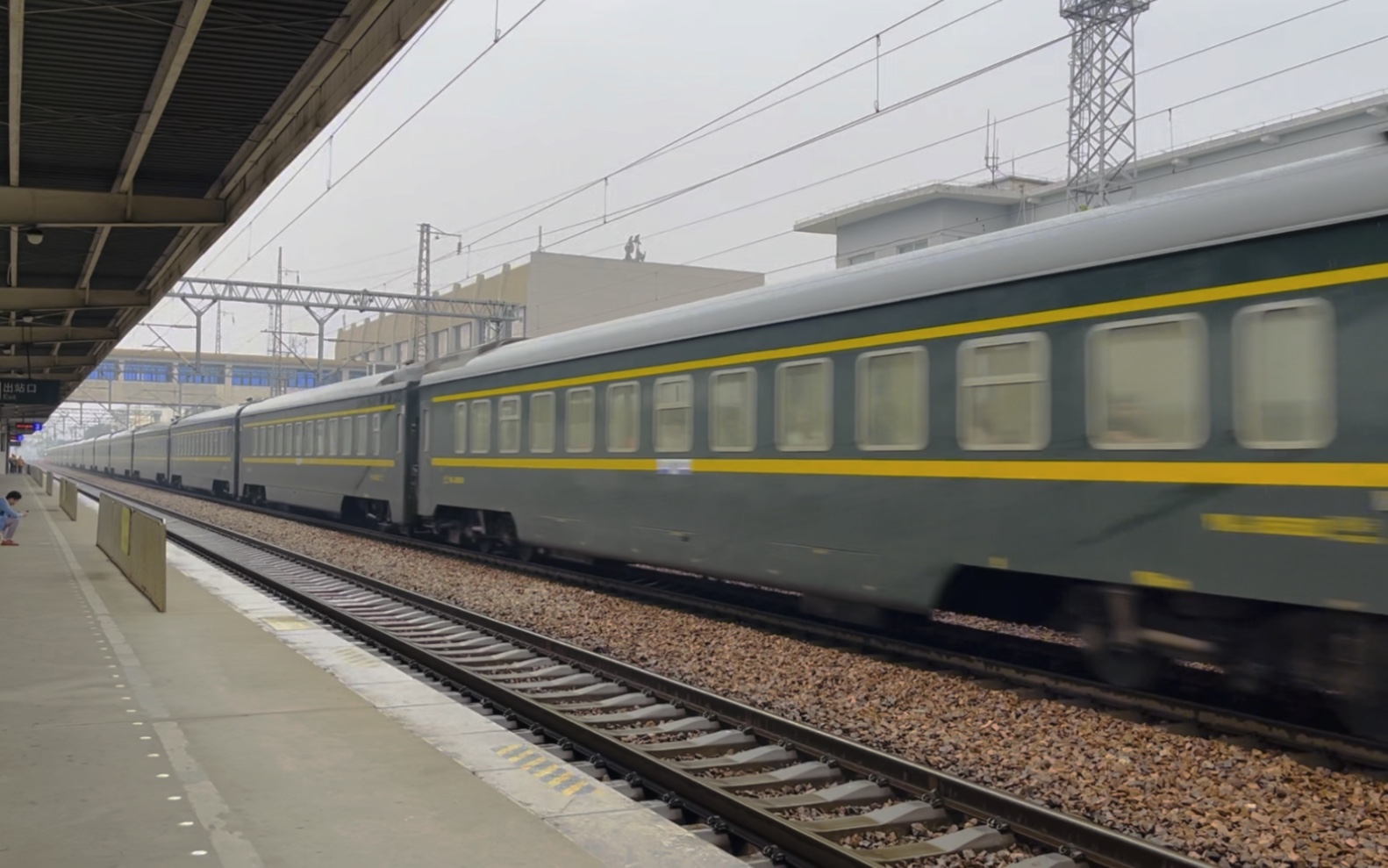 Z35次列车通过许昌站