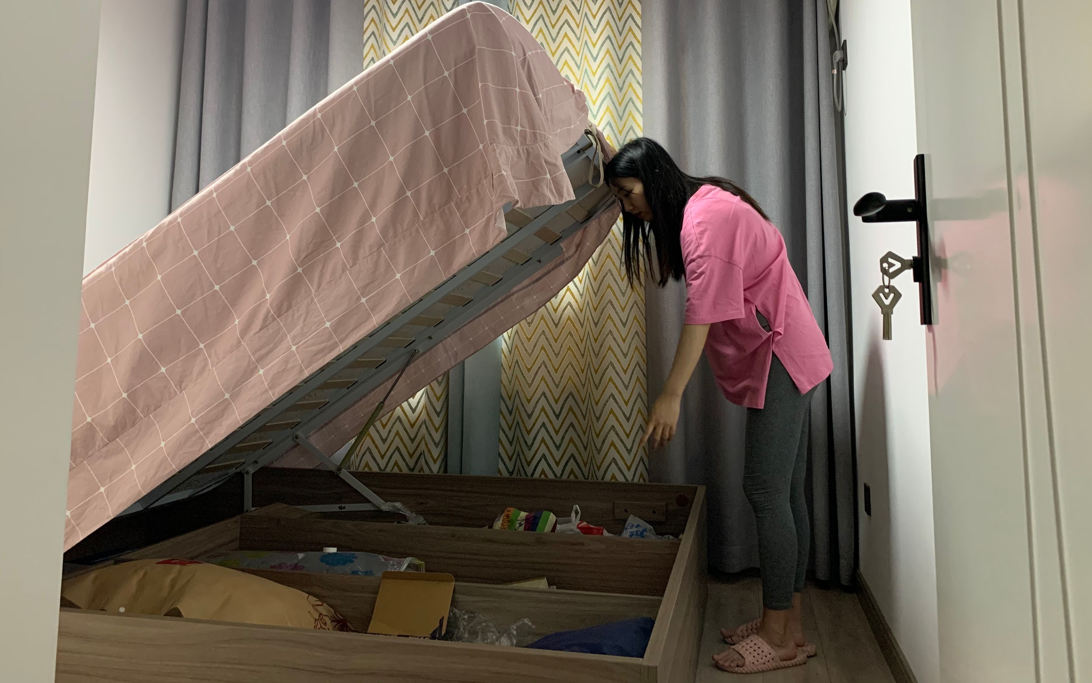 当初结婚买的这种储物床，空间能顶上一个大衣柜，唯独有这个缺点