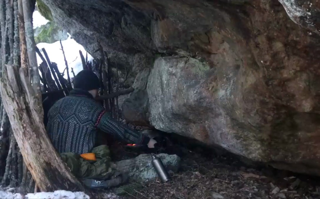在白雪皑皑的森林中发现了一个洞穴！冬季露营在一个舒适简单的庇护所