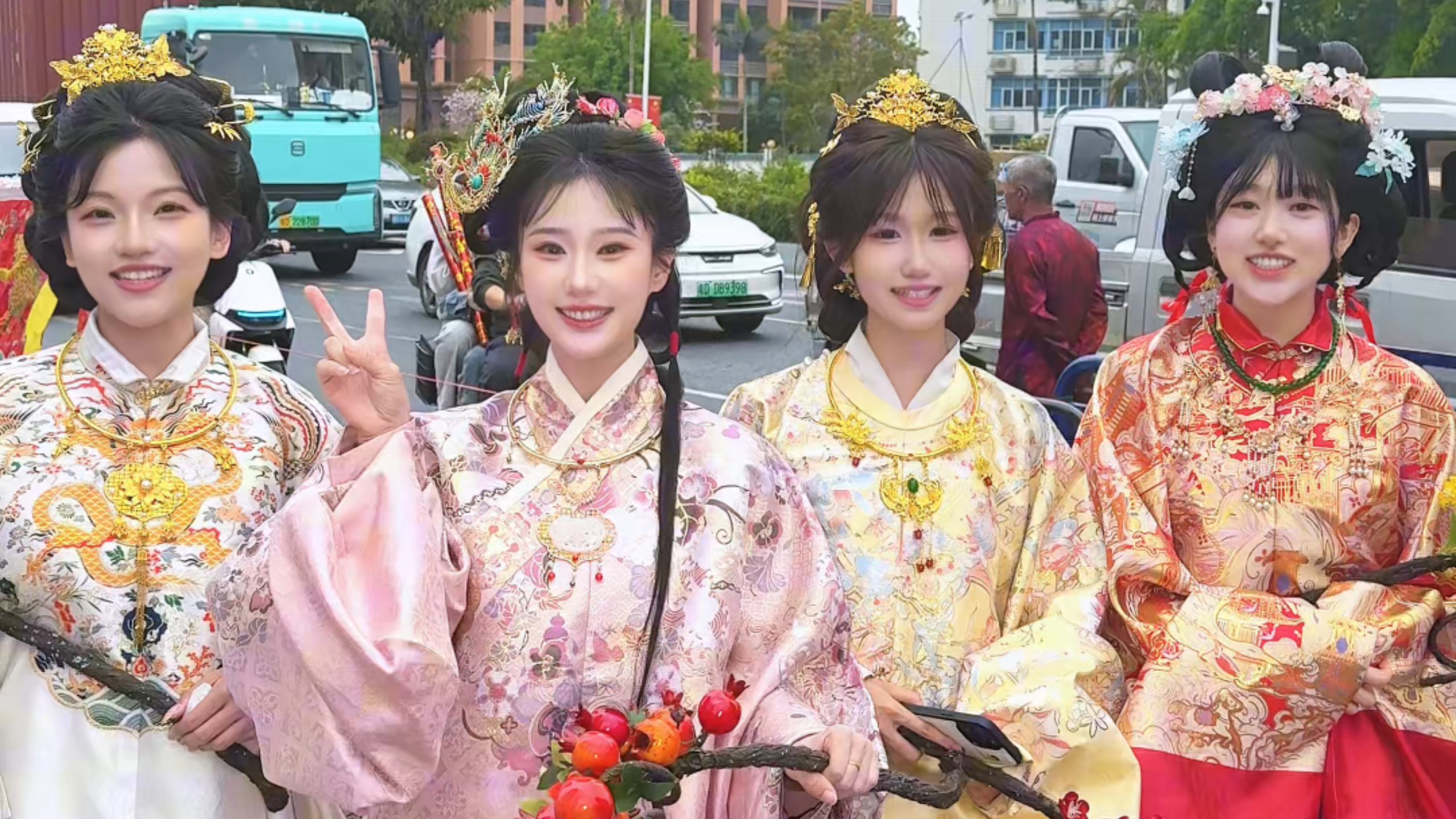 努力之下终于让家乡最大型的民俗活动也有汉服小队了