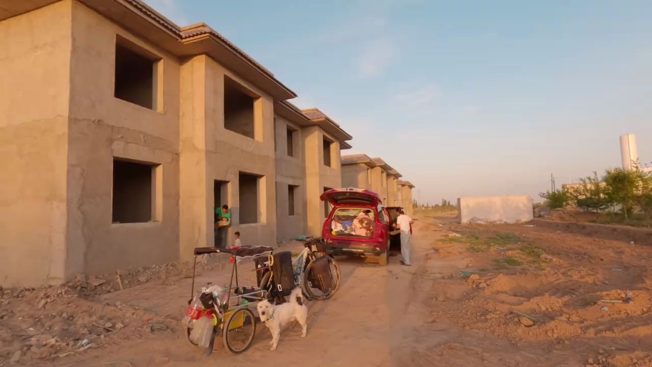 路上遇到湖南自驾大哥，晚上一起吃了一锅羊肉！还找到豪华露营地