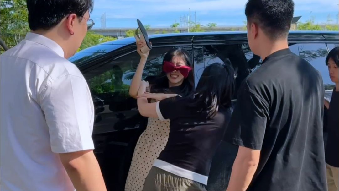你们看，别人说两句又打架了