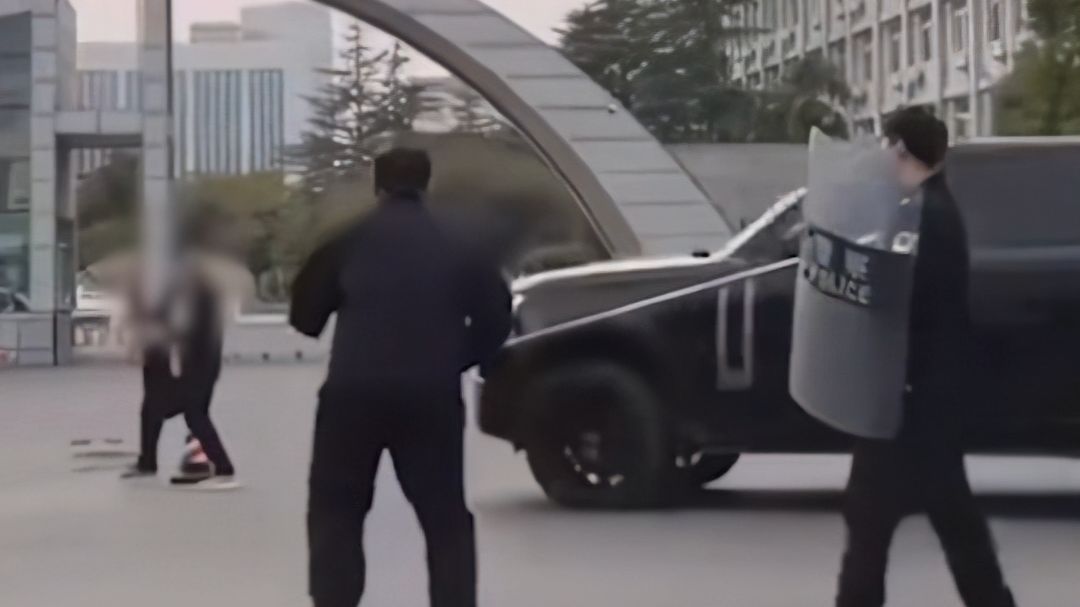 男子持刀对抗民警被越野车主撞倒，有专家解析认为：司机撞倒持刀男子符合正当防卫，依法不负刑事责任