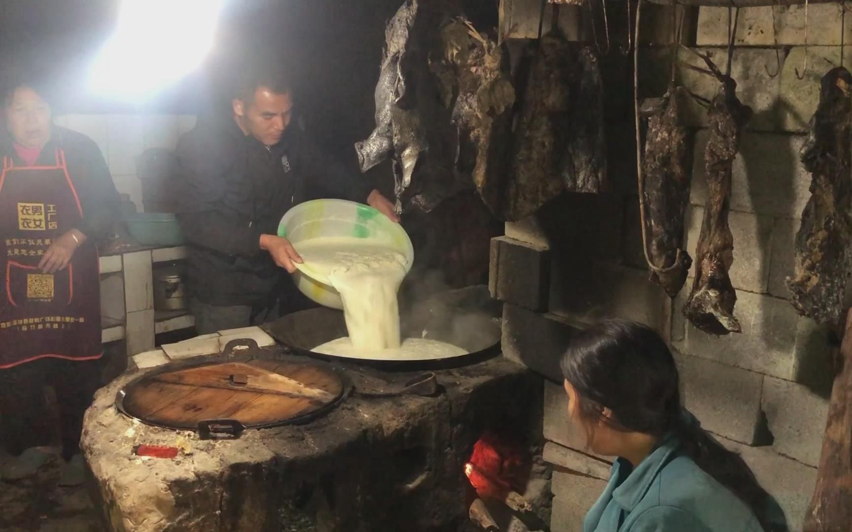 贵州农村山里生活，下雨天在家点豆腐，一家人能吃好几天