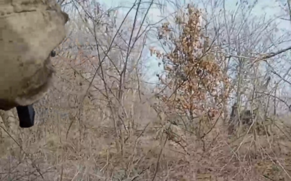 一段被俄军缴获的乌军手机里的视频显示督战队是怎么射杀“逃兵”的
