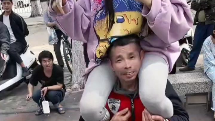 女主播随机抓路人骑脖子蹲起，老头说他是自愿的